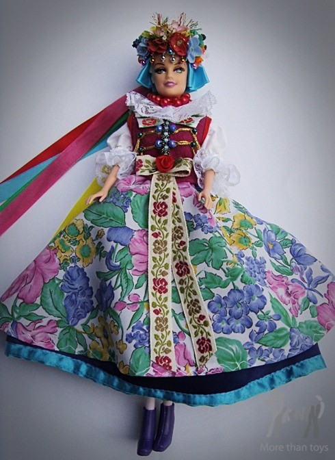 Lalka Barbie w tradycyjnym ludowym stroju