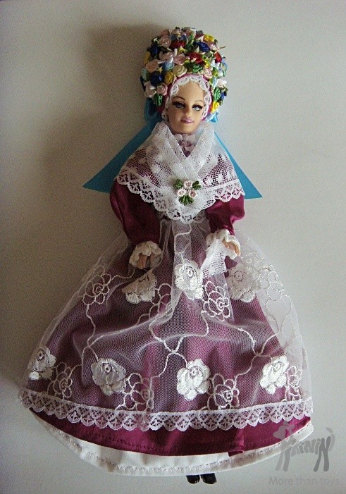 Lalka Barbie w tradycyjnym ludowym stroju